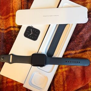 Apple SE Smartwatch with Black Band 44mm